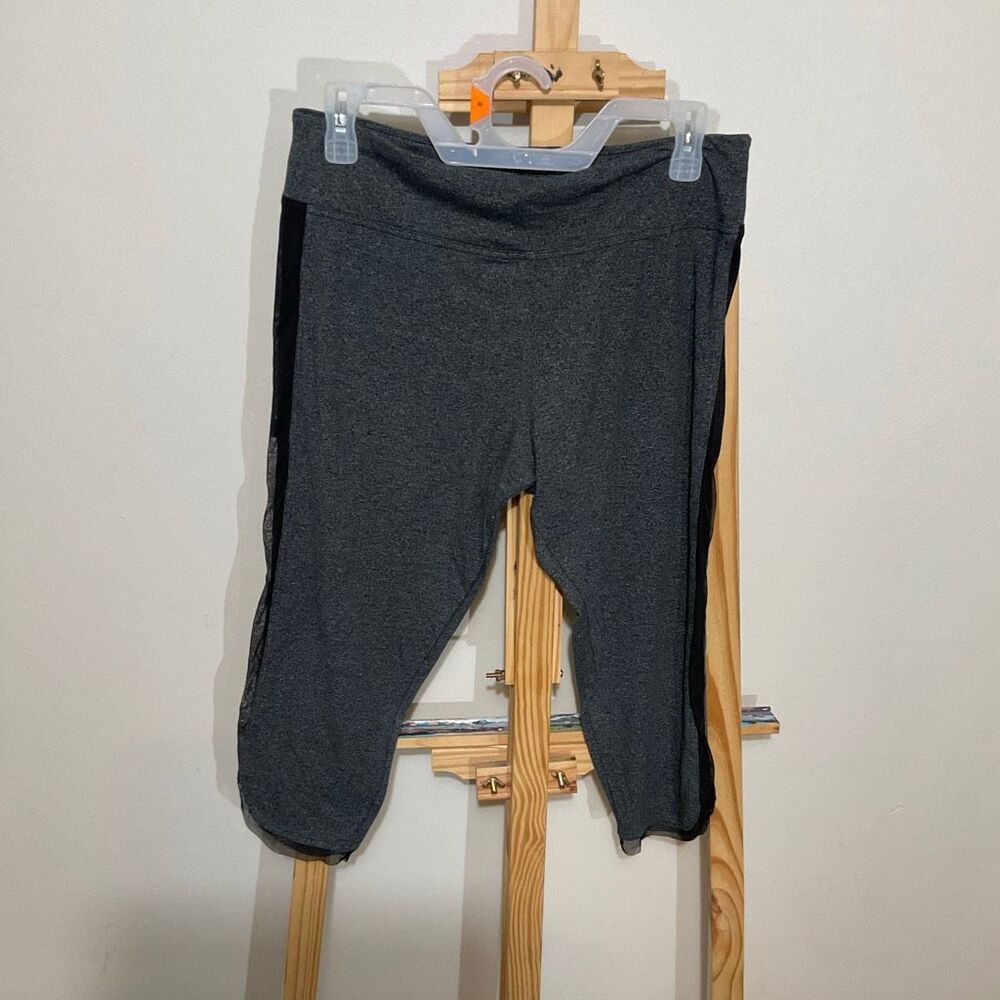 Victoria Sport capri leggings gray size large
